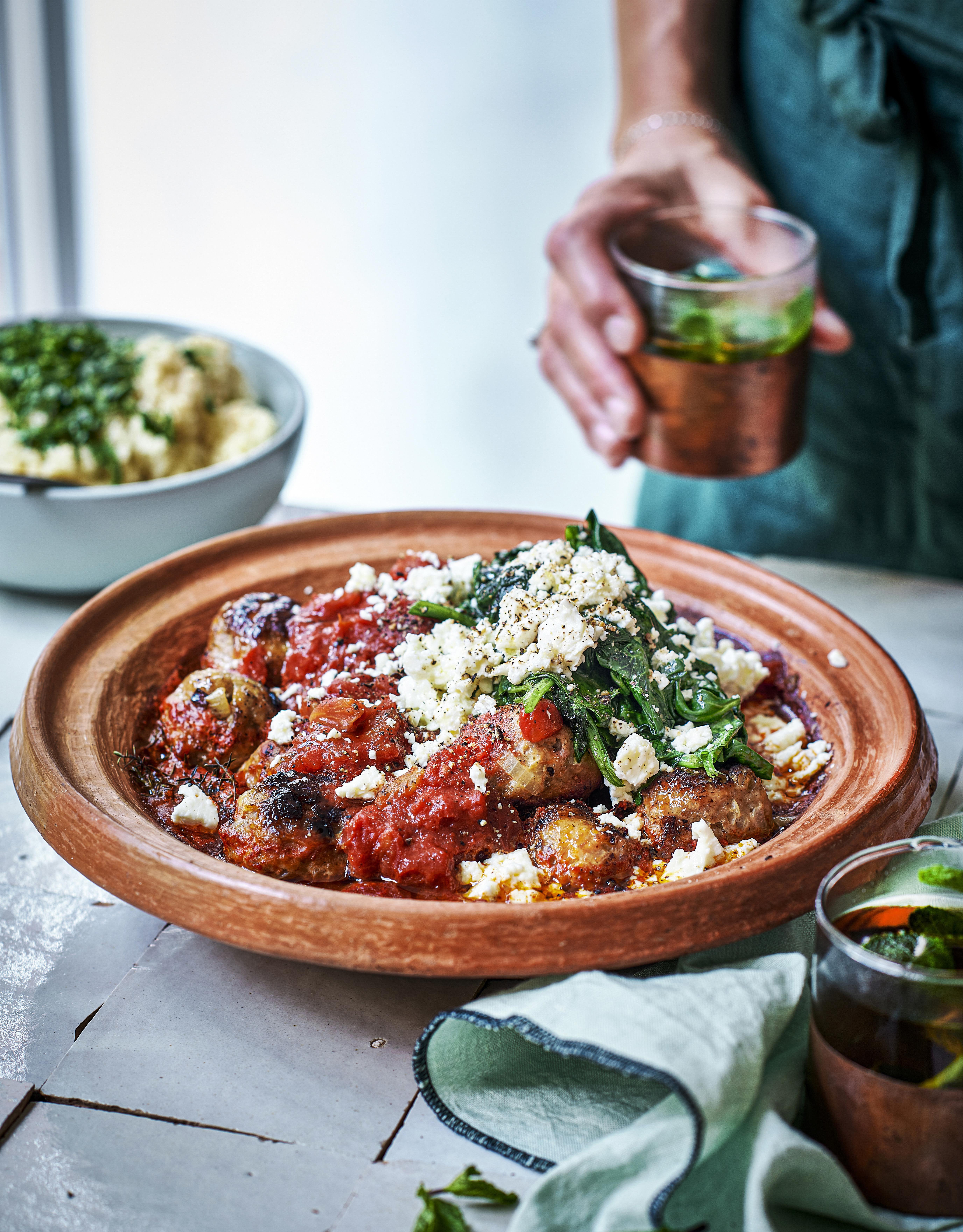 Tajine met gehaktballetjes in tomatensaus en spinazie